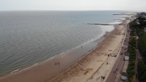 Schnelle-Drohnenaufnahmen-Vom-Strand-In-Clacton-An-Einem-Sonnigen-Tag