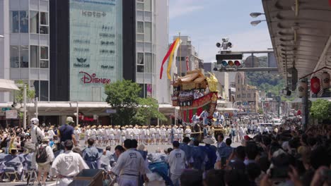 Gion-Matsuri-último-Día,-Hombres-Japoneses-Tiran-De-La-Cuerda-Para-Mover-Yamaboko-Por-La-Calle