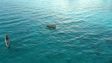 Playa-De-Nungwi,-Zanzíbar---Tanzania---18-De-Junio-De-2022---Barcos-En-El-Océano-índico-En-Un-Día-Soleado-Y-Nublado-Durante-El-Amanecer