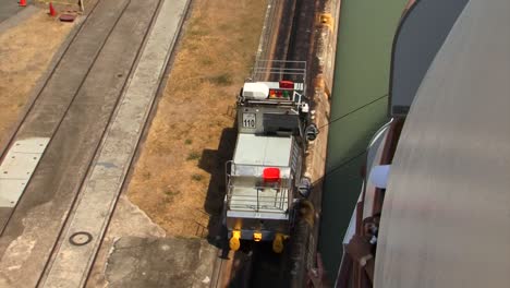 Locomotora-Tirando-Lentamente-Del-Crucero-A-Través-De-La-Cámara-De-Esclusas-De-Miraflores,-Canal-De-Panamá