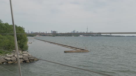 Vista-De-La-Ciudad-De-Toronto,-El-Puente-A-Orillas-Del-Lago-Y-La-Torre-Cn-4k