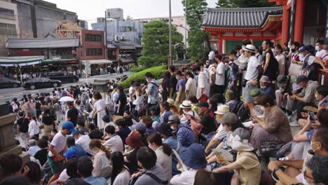 Gion-Matsuri-Beginnt-Nach-Zweijähriger-Pause,-Menschenmassen-Warten-Am-Schrein