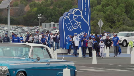 Los-Angeles-Dodgers-Auf-Der-Straße,-Die-Das-Dodger-Stadion-Betreten,-Um-Das-Baseballspiel-Zu-Sehen