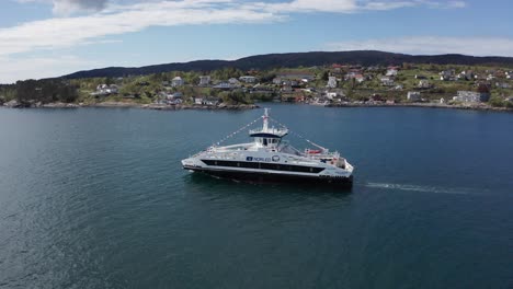 Coches-Y-Ferry-De-Pasajeros-Navegando-Por-El-Fiordo-Noruego-Con-Banderas-De-Señal-Vestirse-Durante-La-Celebración---Perfil-Aéreo-Siguiente