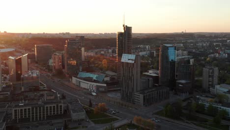 Distrito-De-Negocios-En-Vilnius-Con-Rascacielos-A-última-Hora-De-La-Tarde-Durante-La-Hora-Dorada