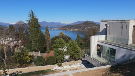 Modernes-Kubisches-Panoramahaus-Mit-Blick-Auf-Den-Lago-Maggiore-In-Italien