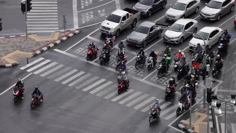 Motorräder-Vorne,-Gefolgt-Von-Den-Anderen-Fahrzeugen-Auf-Der-Kreuzung,-Die-Auf-Grünes-Licht-Warten