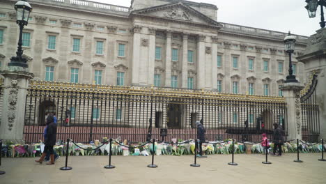 Filas-De-Flores-En-Memoria-Del-Príncipe-Philip-Fuera-Del-Palacio-De-Buckingham