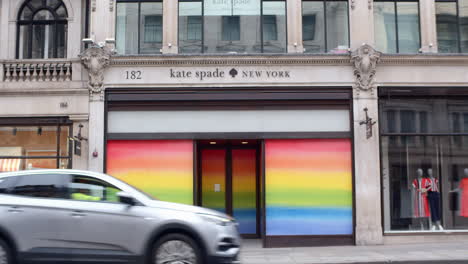 Kate-Spade-Belleza-Tienda-De-Cosméticos-De-Moda-En-Regent-Street-Con-Escaparate-De-La-Bandera-Del-Orgullo