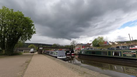 Touristen-Am-Trevor-Basin,-Britisches-Aquädukt,-Kanalbrücke,-Boote,-Zeitraffer-Unter-Vorbeiziehenden-Stürmischen-Wetterwolken