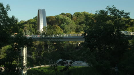 Clip-Ancho-Del-Puente-De-Cristal-Y-El-Arco-De-La-Amistad-En-Kiev-En-Una-Cálida-Tarde-De-Otoño