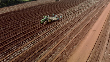 Hombres-Plantando-Caña-Manualmente-En-El-Campo