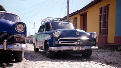 Seltene-Alte-Oldtimer-Säumen-Die-Kopfsteinpflasterstraßen-Von-Trinidad-In-Kuba