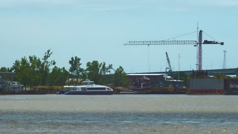 New-Orleans-RTA-Fähre-Verlässt-Den-Fährhafen-Von-Algier