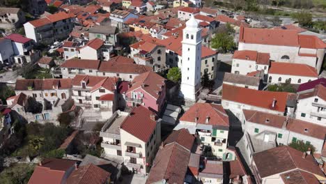 Una-Vista-Aérea-Con-Enfoque-Central-En-La-Iglesia-De-La-Ciudad-En-Skradin---Iglesia-Del-Nacimiento-De-La-Santísima-Virgen-María