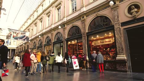 People-walk-and-shop-at-Galerie-de-la-Reine,-Brussels,-Belgium