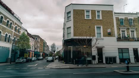 Zeitrafferaufnahme-Von-Autos,-Die-An-Einem-Bewölkten-Tag-Im-Londoner-Stadtteil-Notting-Hill-Auf-Der-Straße-Fahren