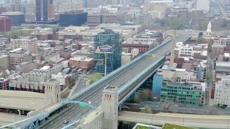 Vista-Aérea-Con-Vistas-Al-Tranquilo-Puente-Ben-Franklin-Y-Al-Intestado-95,-En-Filadelfia