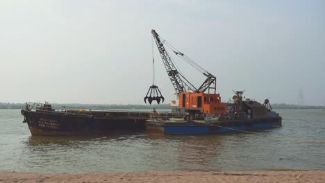 Una-Enorme-Bahía-De-Minería-O-Excavación-De-Grúas-De-Envío,-Océano-Cerca-De-Mumbai,-Ingenieros-Y-Trabajadores-Trabajando-En-Grandes-Grúas-De-Barcos,-Excavando-O-Extrayendo-Océanos-Con-Grandes-Maquinarias,-Concepto-Tecnológico-E-Industrial