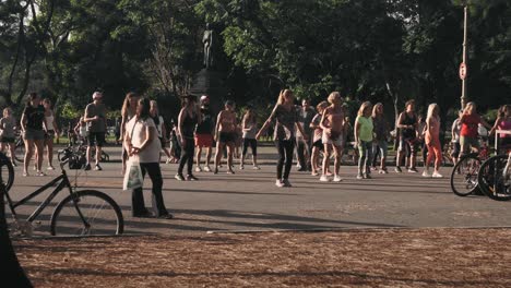 Statische-Aufnahme-Von-Menschen,-Die-Im-Freien-An-Zumba-Kursen-Teilnehmen