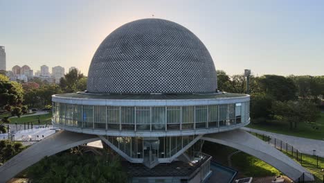 Dolly-Aéreo-Sobre-La-Cúpula-Del-Planetario-Galileo-Galilei-En-Los-Bosques-De-Palermo-Durante-El-Día,-Buenos-Aires