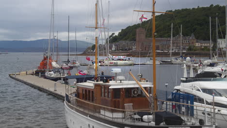 Barcos-Y-Barcos-Anclados-En-El-Puerto-De-Oban-En-Escocia,-Reino-Unido,-En-La-Brisa-De-La-Mañana