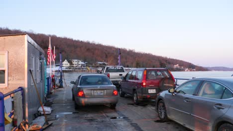 Fähre-Im-Winter-Auf-Dem-Ohio-River,-Unterwegs-Von-Augusta,-Kentucky-Nach-Ohio