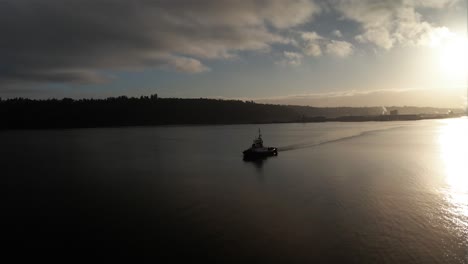 Umlauf-Um-Einen-Crowley-Schlepper,-Der-Den-Hafen-Von-Tacoma-Verlässt,-Goldener-Sonnenaufgang,-Luftaufnahme,-Illustrativer-Leitartikel