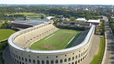 Disparo-En-órbita-Baja-Sobre-El-Estadio-De-Harvard,-Hogar-Del-Equipo-De-Fútbol-De-Harvard-Crimson