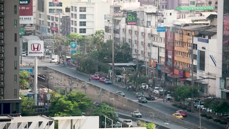 Tráfico-En-Una-Carretera-Muy-Transitada-En-Bangkok,-Tailandia,-En-El-Distrito-De-Huai-Khwang-Durante-El-Día.