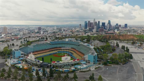 Vista-Aérea-Deslizante-Del-Centro-De-Los-Ángeles-Y-El-Estadio-De-Los-Dodgers