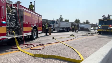 Bomberos-Trabajando-En-La-Escena-Del-Accidente-De-La-Autopista