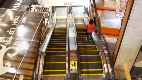 Personas-Que-Usan-Escaleras-Mecánicas-En-El-Centro-Comercial