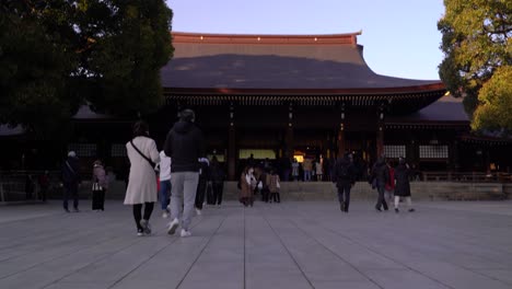 Inclinación-Rápida-Hacia-Arriba-Para-Revelar-El-Santuario-Meiji,-Vista-Cinematográfica-De-ángulo-Bajo.