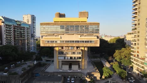 Panorámica-Aérea-A-La-Izquierda-De-La-Biblioteca-Nacional-De-Buenos-Aires-Entre-árboles-Y-Edificios-De-La-Recoleta-A-La-Hora-Dorada