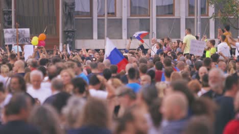 Menschenmenge-Protestiert-Gegen-Strenge-Anti-Covid-Regeln-In-Ljubljana,-Slowenien