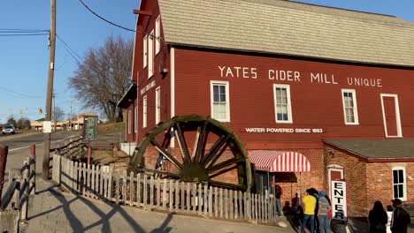 Toma-Panorámica-Derecha-Del-Molino-De-Sidra-Yates-En-Michigan,-Ee.uu.