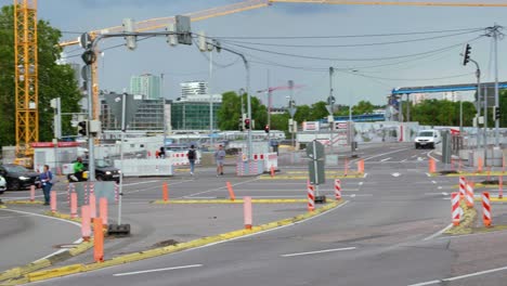 Intersección-Concurrida-Con-Coches-Y-Personas-Obstruidas-Por-Obras-De-Construcción