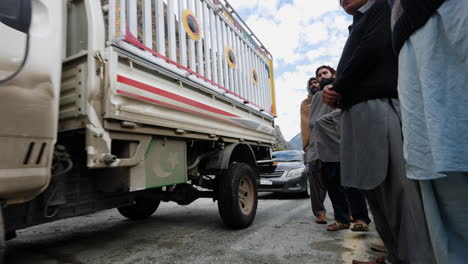 Tráfico-En-Movimiento-En-La-Carretera-De-Montaña-En-La-Autopista-Karakoram,-Pakistán-Después-De-Despejar-El-Deslizamiento-De-Tierra-En-El-Camino