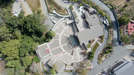 Vista-Aérea-Sobre-La-Bodega-De-Montaña-Vacía-En-Saratoga,-California---Destornillador,-Disparo-De-Drone