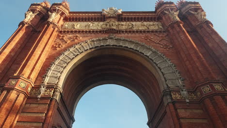 Passing-Under-The-Arco-De-Triunfo,-Barcelona