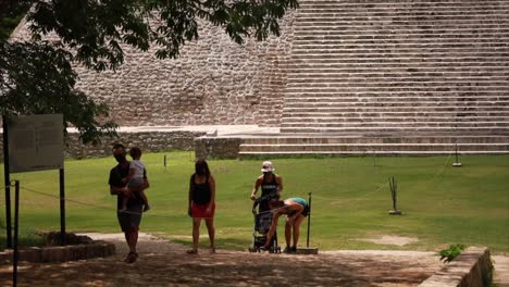 Gruppe-Von-Touristen,-Die-Die-Archäologische-Zone-In-Uxmal-Beobachten