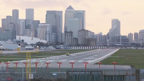 Los-Coches-De-Seguridad-Del-Aeropuerto-Suben-Y-Bajan-Por-La-Pista-Del-Aeropuerto-De-La-Ciudad-De-Londres