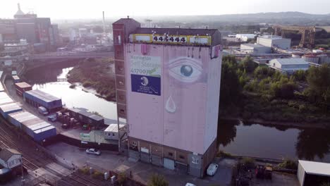 Ikonisches-Warrington-Pink-Eye-Fairclough-Mill-Self-Storage-Gebäude-Mit-Blick-Auf-Die-Skyline-Des-Kanals