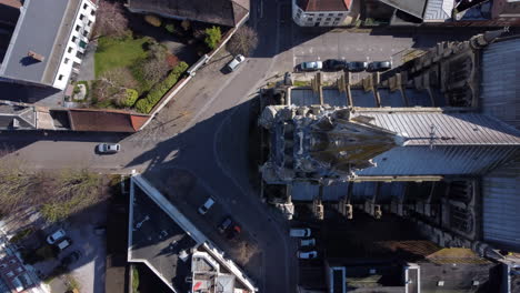 Drone-Sobre-Las-Calles-Alrededor-De-La-Catedral-Basílica-Nuestra-Señora-Saint-cordon