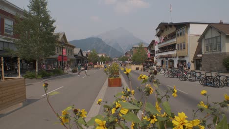 Eine-Belebte-Fußgängerzone-In-Der-Innenstadt-Von-Banff-Im-Zeitraffer