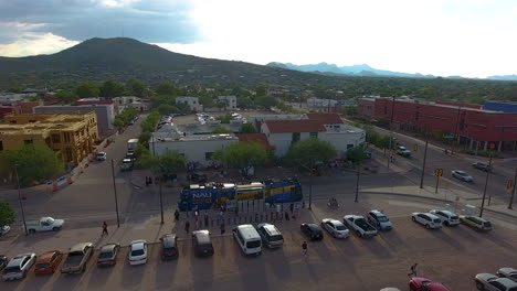 Tiro-De-Dron-Giratorio-Siguiendo-El-Tranvía-Sun-Link-En-Tucson,-Arizona