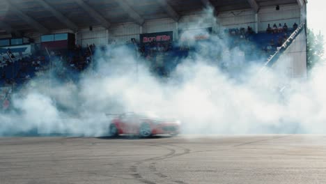 Autos-Veloces-Pasando-Frente-A-La-Cámara-Dejando-Nubes-De-Humo-A-Su-Paso