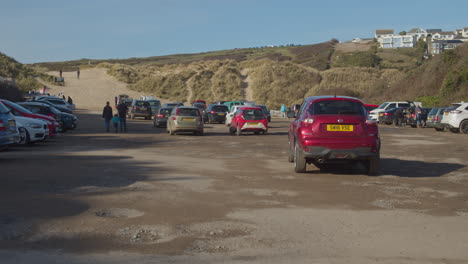 Familias-Que-Llegan-A-Un-Estacionamiento-Completo-En-La-Playa-De-Crantock-En-Un-Día-Soleado