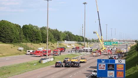 Öltankerkatastrophe-Mitten-Auf-Der-Autobahn,-Viele-Einsatzfahrzeuge-Helfen,-Statische-Ansicht